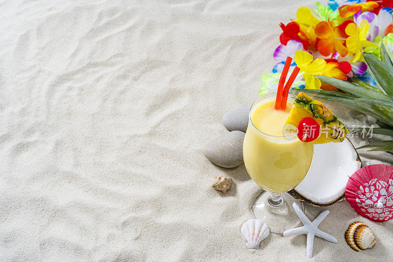 清爽Piña Colada鸡尾酒在热带沙的背景